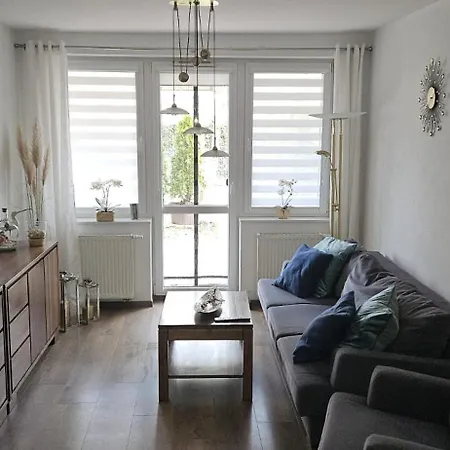 Wiśniowy Ogród Z Garażem