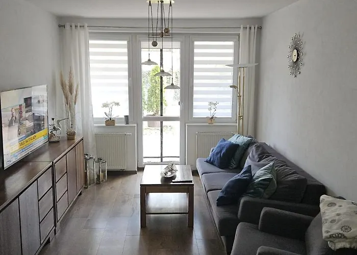 Wiśniowy Ogród Z Garażem